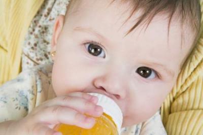 Trẻ dưới 1 tuổi không nên uống nhiều nước ép hoa quả
