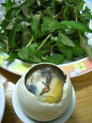 Món trứng vịt lộn bổ dưỡng và “mặt trái” của nó