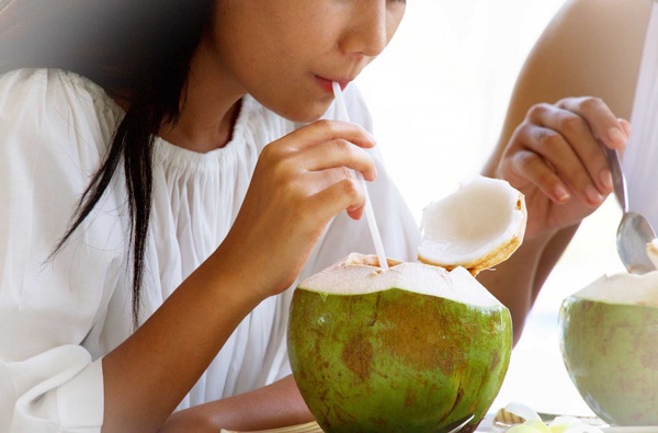 Uống từ 1 - 2 cốc nước dừa để tốt cho da