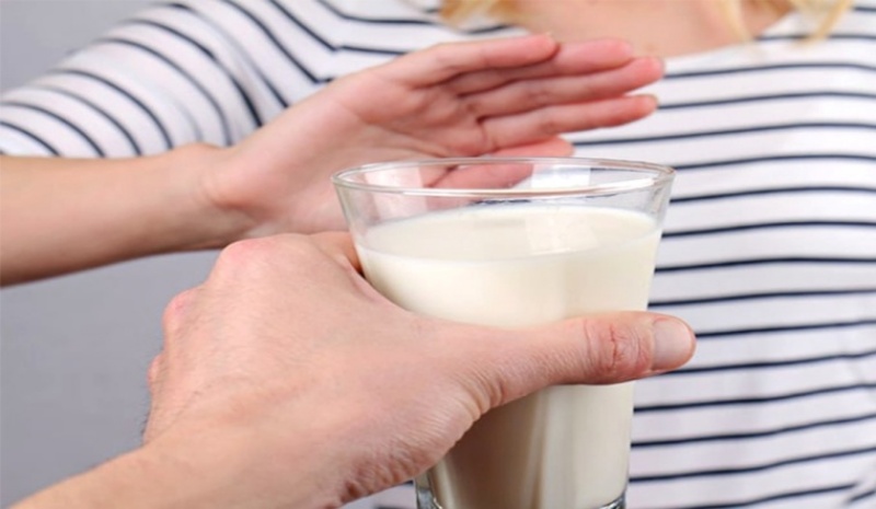 Không nên uống sữa khi bị đau bụng khó tiêu