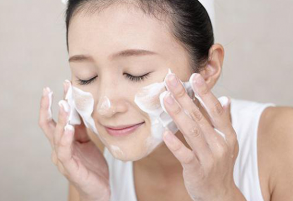 Cách chăm sóc da mặt bị nám bằng mỹ phẩm mang lại hiệu quả cao.