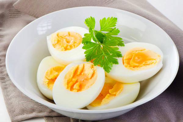 Trứng gà luộc chứa nhiều chất bổ dưỡng giúp cải thiện sức khỏe sinh lý nam giới.