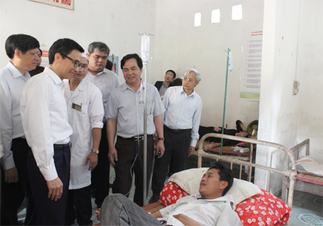 Phó Thủ tướng Vũ Đức Đam thăm một số cơ sở y tế tỉnh Vĩnh Phúc