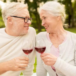 [Tư vấn] Người cao tuổi có nên uống rượu vang không?